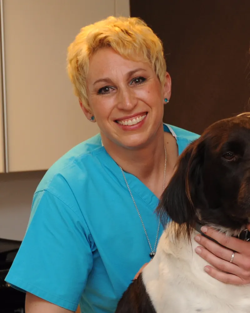 Porträt von Tierarztassistentin Barbara Oberlerchner mit einem Hund