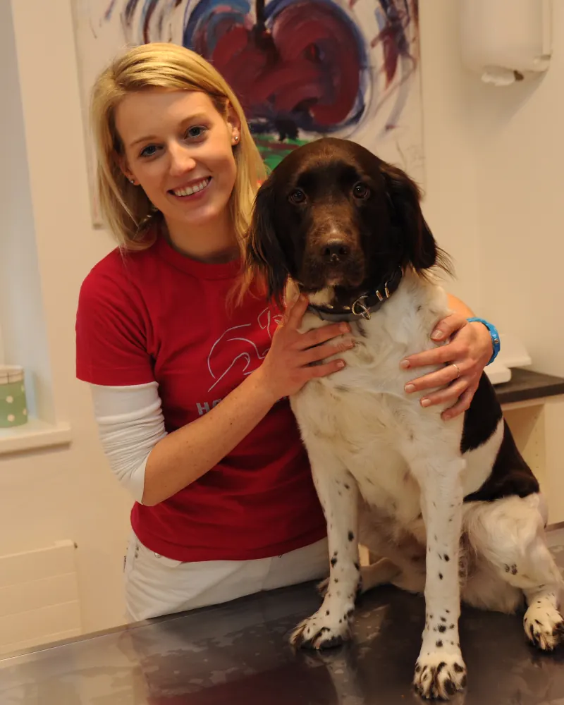 Porträt von Dr. med. vet. Elke Zimmermann mit einem Hund