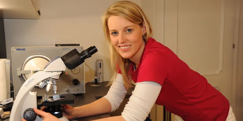 Dr. Elke Zimmermann am Mikroskop im Labor der Ordination