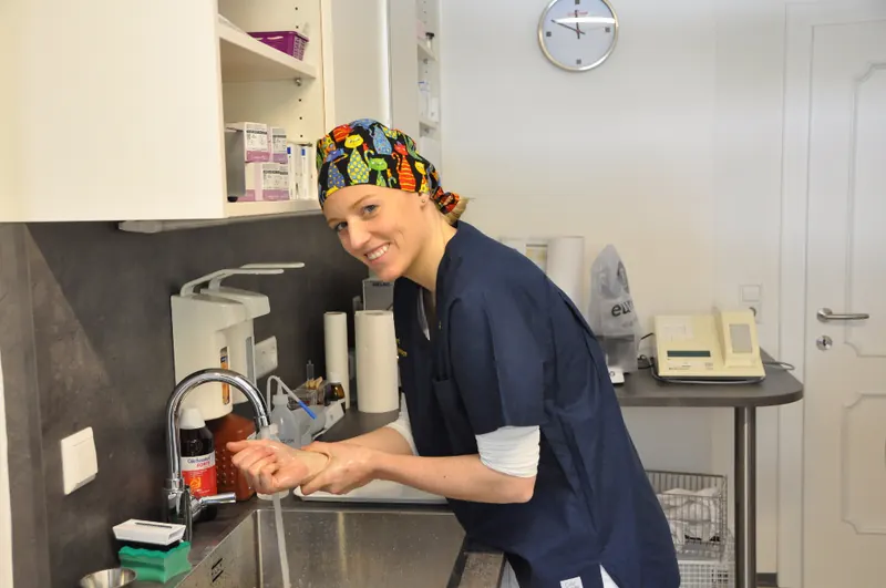 Dr. Elke Zimmermann bei der Händedesinfektion vor einer Operation