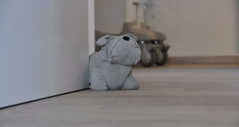 Stoffhund auf dem Boden im Wohlfühlraum